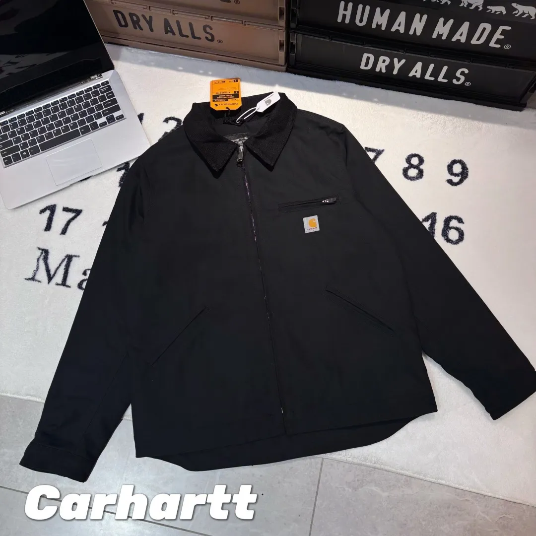 175 Carhartt DUCK BLANKET-LINED DETROIT JACKET 103828 Wool-lined work jacket for men and women Same Style Fabric: Made of 12Oz ring-spun Canvas using the original one-to-one ring-spinning process. While retaining the original flavor of the original rough canvas, the fabric tends to become softer and has a more delicate canvas texture. It is very strong, reliable and very durable Wear-Resistant. Auxiliary materials: Original dismantling and development, one-to-one customized small labels, collar labels, washing, tags, hardware, etc. Craftsmanship: The original version is decomposed, and the cutting, splicing, and sewing processes are exactly one-to-one. Using the same techniques as the original version such as triple stitching, riveted main seams, hinged seams, etc., the ready-made garments can be washed many times to perfectly restore the original version. Style number: ST 009# Color: Black Brown Size: S M L